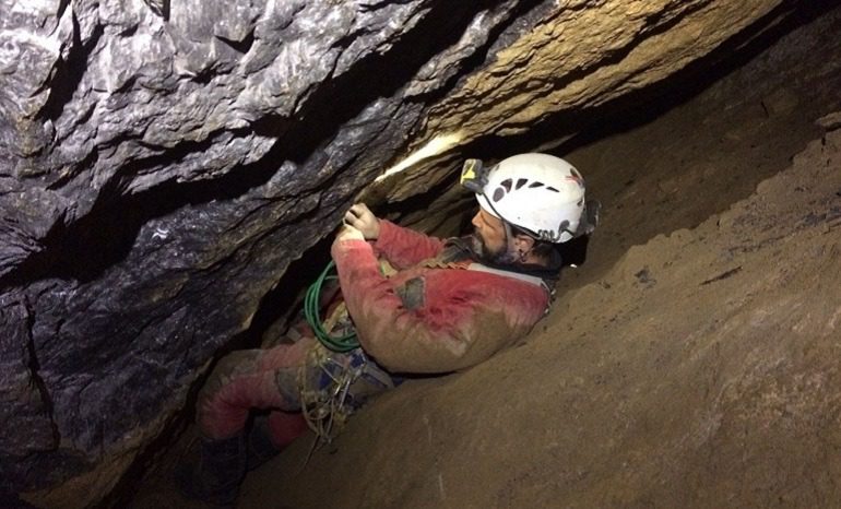 Agente de la Unidad de Vigilancia y Rescate (UVR) en una actuación en una cueva