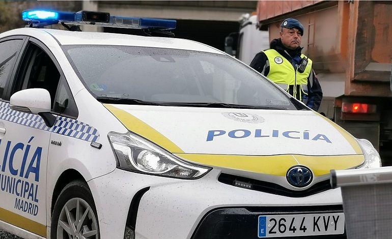 Agente de la Policía Municipal de Madrid en un control de transportes