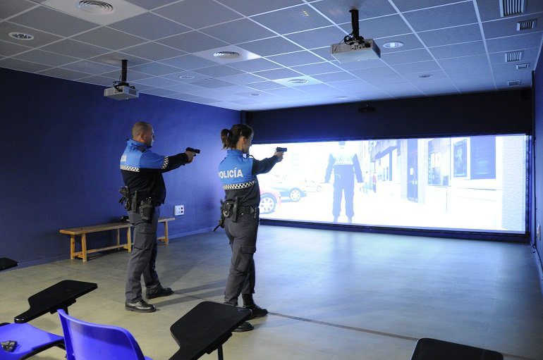 Ejercicio de tiro de Agentes de la Policía Municipal de Valladolid en simulador