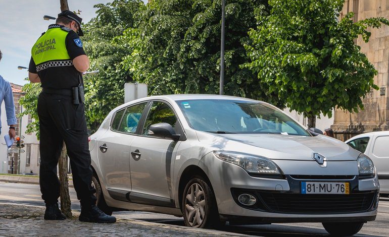 Policía Local portugués sancionando a un vehículo. Entrevista a Rui Ribeiro, presidente de la ANSR.