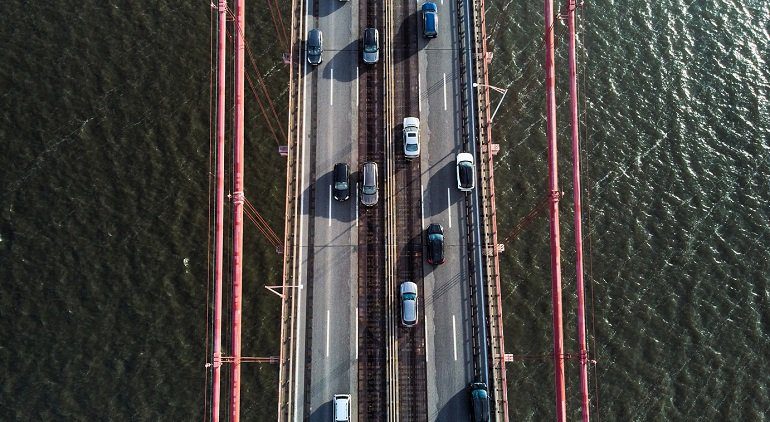 Vista aérea de vehículos circulando por el Puente 25 de abril, Lisboa. Entrevista a Rui Ribeiro, presidente de la ANSR.