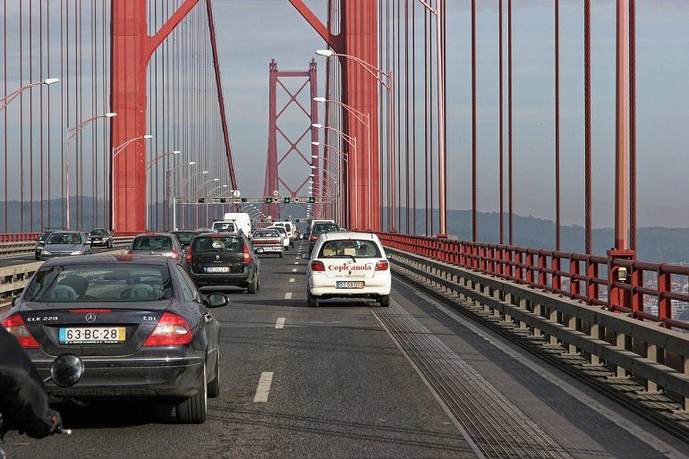 Vehículos circulando por el Puente 25 de abril, Lisboa. Entrevista a Rui Ribeiro, presidente de la ANSR.