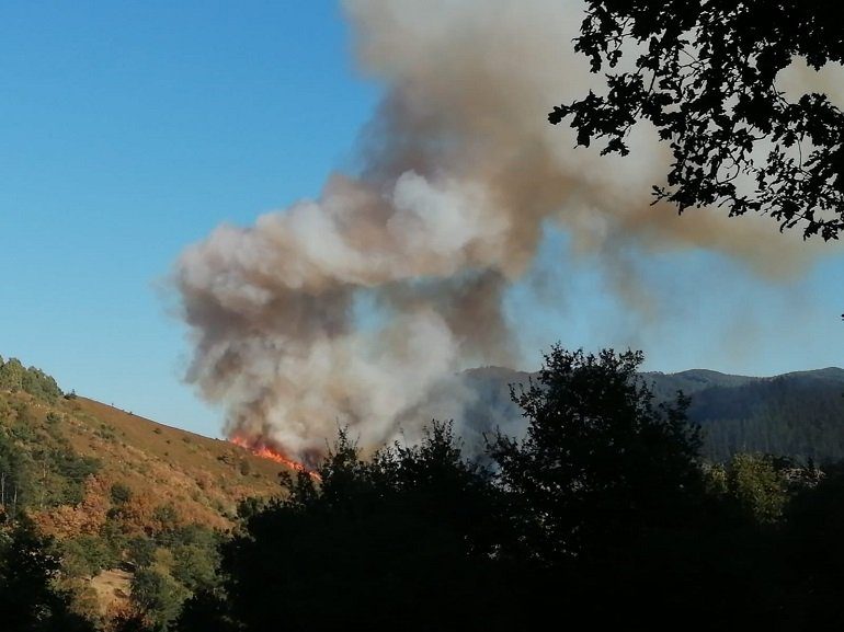 Incendio activo en la ladera del monte. INFOBI, Diputación Foral de Bizkaia