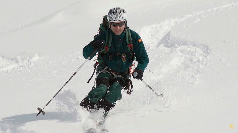 Esquiador de la Sección de Montaña de la Guardia Civil. Reportaje sobre los GREIM de la Guardia Civil.