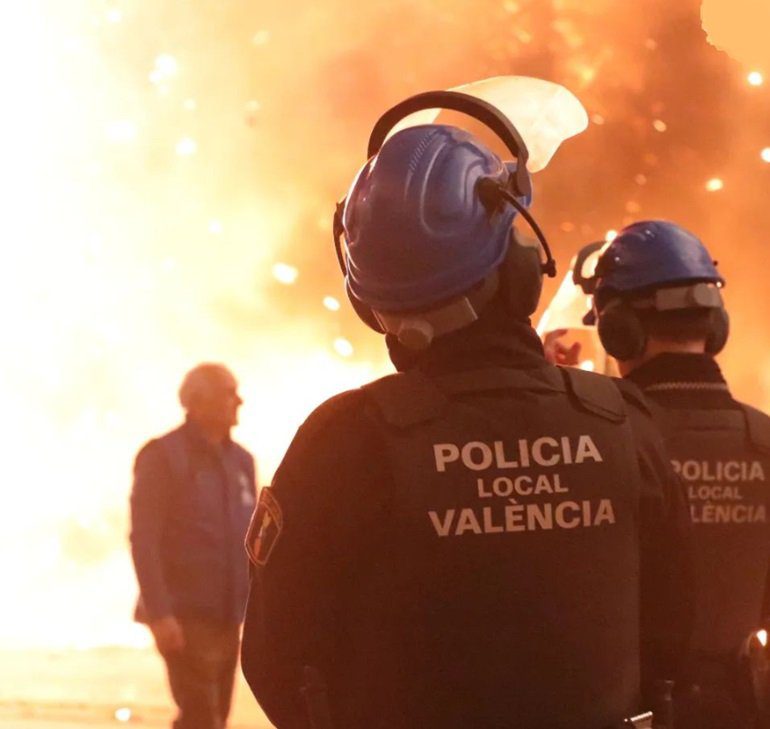 Agentes de la Policía Local de Valencia en labores de vigilancia ante la utilización de diferente pirotecnia