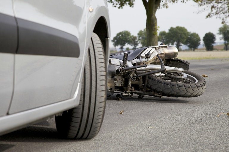 Siniestro vial en el que un coche ha chocado con una moto de gran cilindrada. Lucha contra la violencia vial