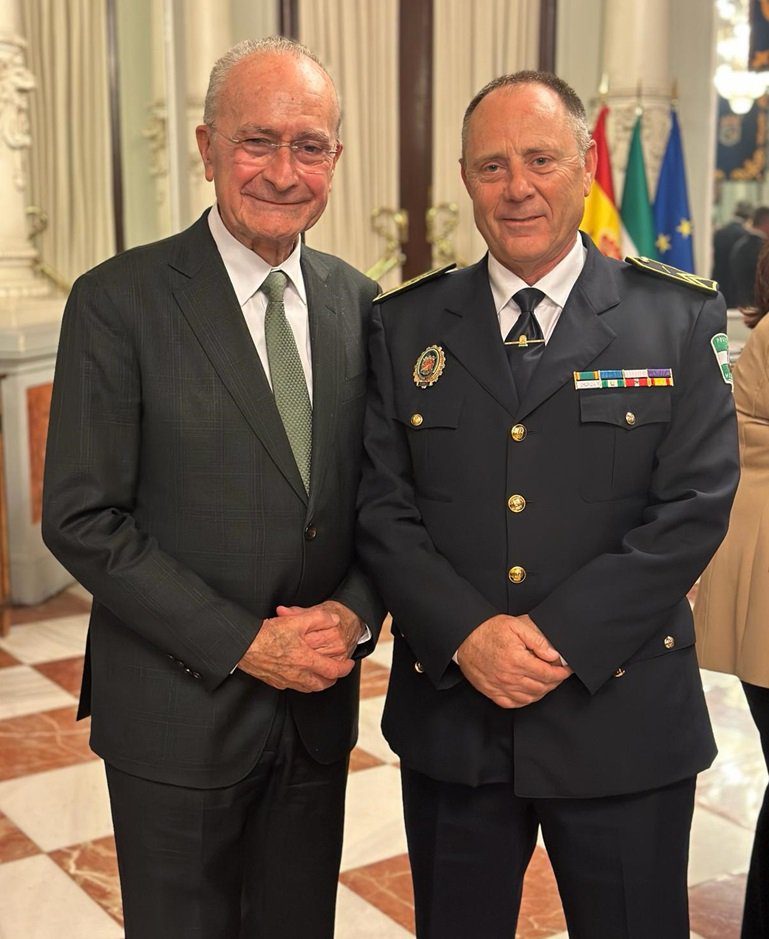 Alcalde de Málaga, Francisco de la Torre Prados, junto a Juan Antonio Ferrer, jefe de la Policía Local.