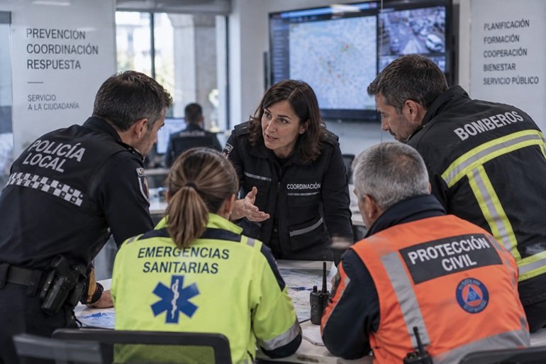 Profesionales de Policía Local, Bomberos, Protección Civil y Emergencias Sanitarias participan en una reunión de coordinación.