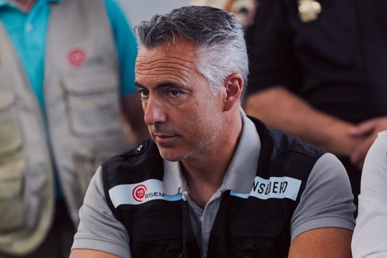 Carlos Novillo, consejero de Medio Ambiente, Agricultura e Interior de la Comunidad de Madrid, con chaleco de ASEM112 durante una reunión de trabajo.