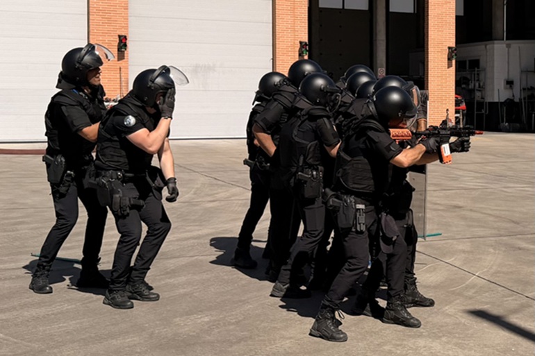 El futuro de las armas no letales, a debate
