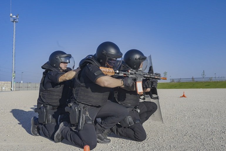 El futuro de las armas no letales, a debate